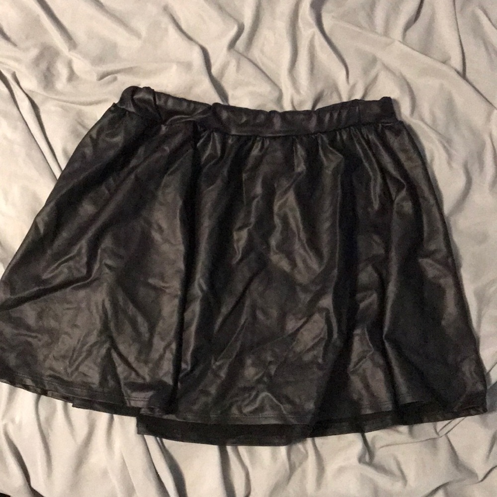 ✨FINAL PRICE DROP✨ Black pleather skirt